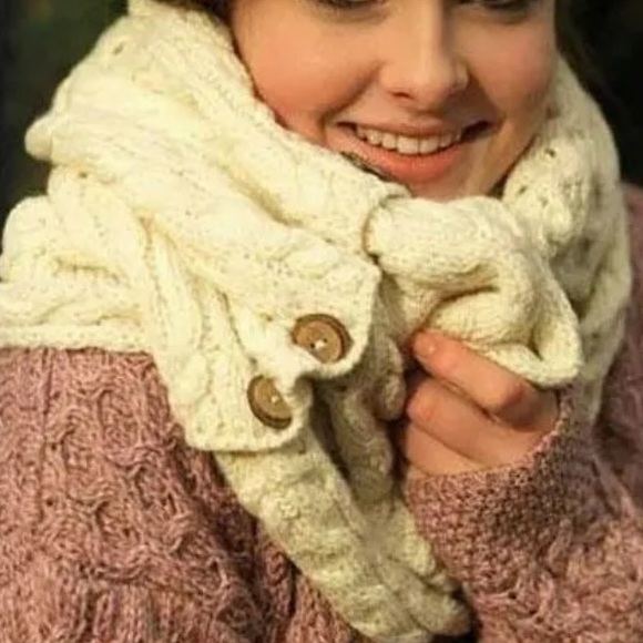 CARRAIG DONN Aran Irish Merino Wool Buttoned Infinity Scarf - Picture 2 of 7